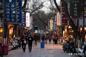 西安回坊恢复营业：熟悉的美食回来了，顾客坐店门口大快朵颐图片