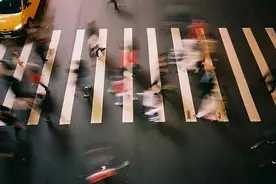 不曾被偏爱过的孩子，长大后也不容易被偏爱丨 如何找回被爱的信心图片