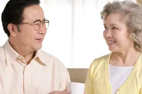 55岁阿姨嫁给65岁大爷，三个月就离婚，阿姨：没有一天是开心的图片