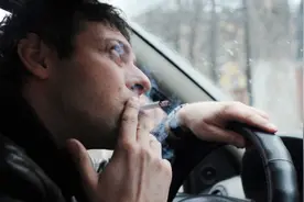 听说只有这四种人才会单手开车，看看你是哪一种？图片