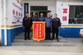 张掖高速路政大队为大件运输车队解困赢赞誉图片