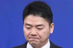 4位大佬的特殊嗜好：马化腾爱抽烟，董明珠好赌，雷军让人憋笑图片