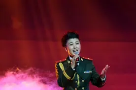 她多次登上央视春晚，是国家一级演员，却亲手拔掉了老爸的氧气管图片