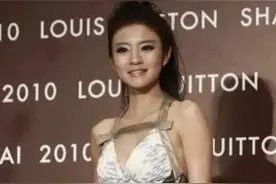 安以轩穿褶皱拼接小白裙，秀蝴蝶背.性感图片