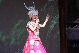 偶遇苗族美女唱“我在贵州等你”，歌声清澈嘹亮犹如百灵视频封面