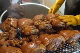 韩国大妈街头卖猪蹄，一锅上百斤，卤到脱骨，这吃法真惬意图片