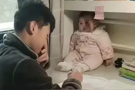 哥哥写作业把妹妹当"吉祥物"，网友笑评：妹妹为这个家付出太多图片