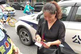 好心女子捡到钱包后报警，民警20分钟物归原主图片