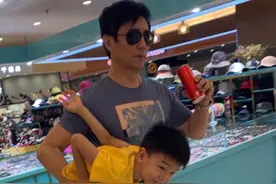 何中华单手挎娃逛街，儿子帅气像老爸，5岁就被告诫别乱泡妞图片