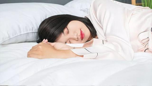 冬天盖什么被子最保暖？棉被、蚕丝被、羽绒被？以前自己都弄错了
