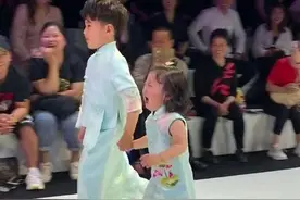 兄妹走秀，吸引了全场的目光，哥哥帅气淡定，妹妹却…图片