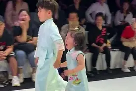 兄妹走秀，吸引了全场的目光，哥哥帅气淡定，妹妹却…图片