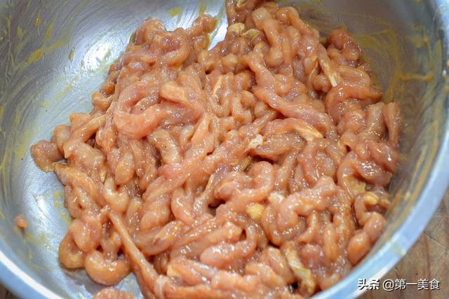 肉丝如何炒又滑又嫩？饭店大厨分享技巧，肉丝不干不柴如此简单