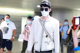 男明星私服比拼：井柏然穿女装似贵妇，尹正“姨”味浓，龚俊清爽图片