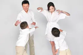 侯佩岑晒一家四口全家福，和老公穿情侣装太般配！配文被赞高情商图片