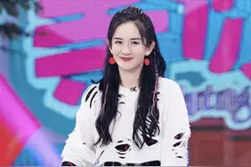 谢娜哪像仨孩子的妈？穿破洞T恤配彩色半身裙，一副大学生的模样图片