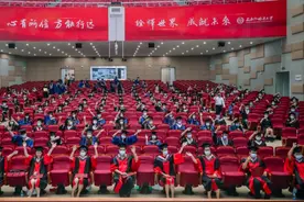 最热闹！近20万人“观礼”，上海外国语大学毕业典礼太“火”了！图片