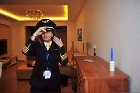 中国民航首位美籍女机长，曾是美军飞行员图片