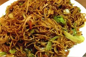 简单几步就能做好的火腿炒面，鸡蛋/青菜，不知道你喜欢吗图片