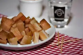 这种散发浓烈恶臭的鲨鱼肉，价格昂贵并且剧毒，但冰岛人趋之若鹜图片