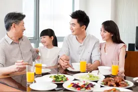 从血缘上来讲谁才是我们最亲的人？孩子，还是父母兄弟？你想不到图片