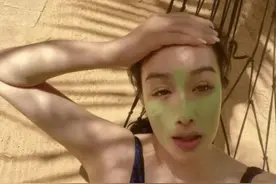 钟丽缇穿豹纹吊带自拍！躺地上敷面膜好惬意，胸口雪白肌肤超吸睛图片