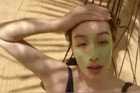 钟丽缇穿豹纹吊带自拍！躺地上敷面膜好惬意，胸口雪白肌肤超吸睛图片