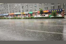 雨越下越大，雨中同撑一把伞的身影，是寂寥街面上的一道风景图片