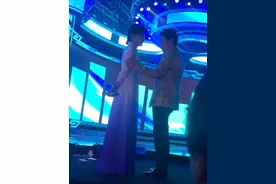 周涛与蔡国庆亲昵搭肩，却遭粉丝出声制止！男方受到惊吓忙缩手图片