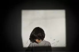 说话时不敢直视对方的眼睛，是为什么？用心理学告诉你原因图片