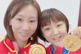 师妹晒与陈梦合影！留学归来的樊振东搭档：金牌真沉，第一次看到图片