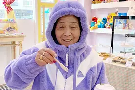 她是吃播界年龄最大的UP，80岁因吃播走红，活出了20岁的精彩图片