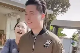 付笛生一家罕同框！儿子高大俊朗赶超爸爸，任静紧搂儿子白到发光图片