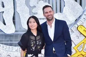 张艺谋大女儿罕见现身，一米八丈夫太帅气，西装配布鞋有个性图片