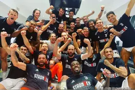 尤文9连冠后全队狂欢-C罗变身内裤男 布冯内德维德抢镜图片