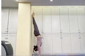 43岁黄奕做高难度瑜伽动作，身体倒立秀A4腰，恢复单身后更潇洒图片