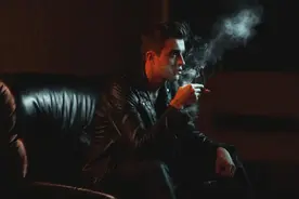 抽烟导致牙齿有烟渍，太难看了！怎么去除？图片