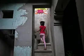 印度仨男孩模仿不雅视频，侵犯邻家少女，施暴后用石头把人砸死图片