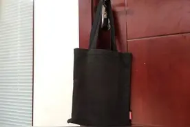 警惕！看到这种黑色手袋请立即远离！已有多名女性中招！图片