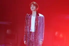 蔡徐坤舞台上化身贵公子，魅力十足，西服套装复古味满满图片