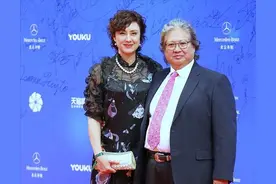 洪金宝现任妻子真是优雅的代表，笑起来满脸褶，但依旧气质高贵图片