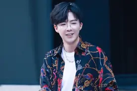 刘宇宁现身演唱歌曲，身穿休闲装，举手投足间都散发着无限魅力图片