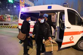 点赞！医院救护车无偿送出院患者回家图片