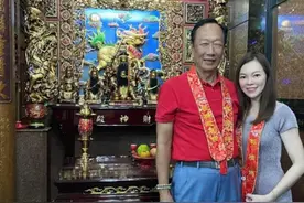 给美国捐1亿美元，原配去世后又娶小24岁妻子，却在美国亏上百亿图片