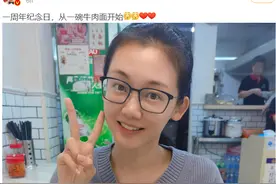郑恺与苗苗庆结婚一周年，晒娇妻素颜照好清纯，两人朴素吃小餐馆图片