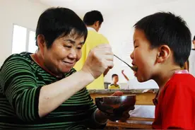 5岁男孩硬被喂成"脾衰竭"，医生：家长的这3种好心，是在害娃图片