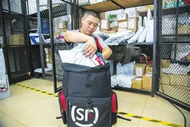快递员陈华3年收派10万余件快递，用努力工作换来幸福生活“国家好，我们的小日子才更好”图片