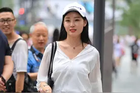 街拍：紧身包臀裙的美女，大胆行走在繁华街道上图片