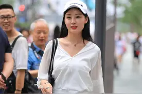 街拍：紧身包臀裙的美女，大胆行走在繁华街道上图片