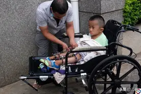 男子幼年摔伤无钱治致残，娶袖珍女子为妻，生了个儿子谁知是悲剧图片